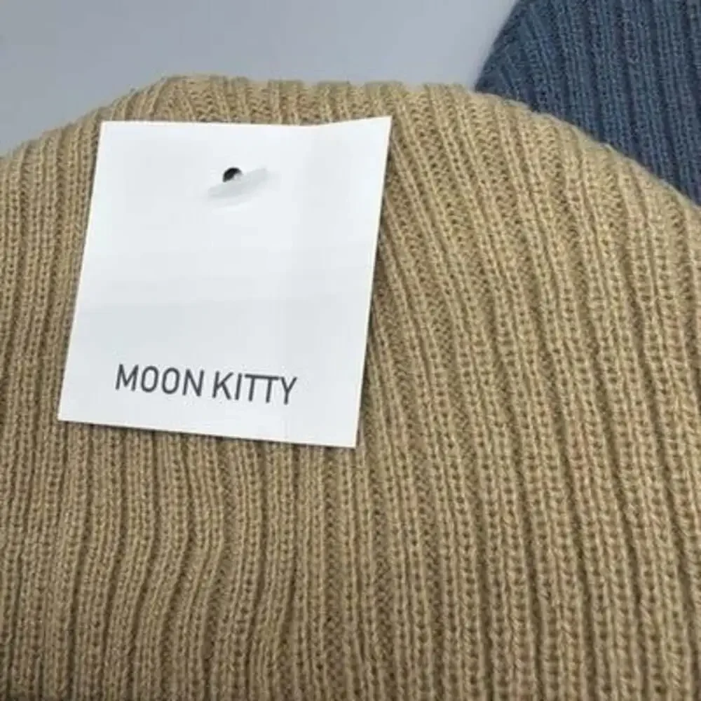 2 Moon Kitty Womens ‎ Beanies Leather Mountain Logo Outdoor Cold Weather Gear